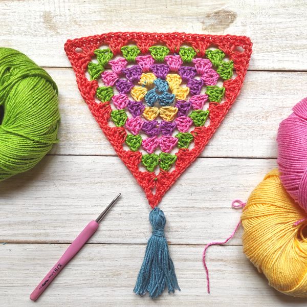 How to crochet granny bunting with Moara Crochet